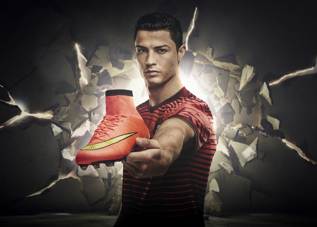 Cristiano_Ronaldo_with_Mercurial_Superfly_large